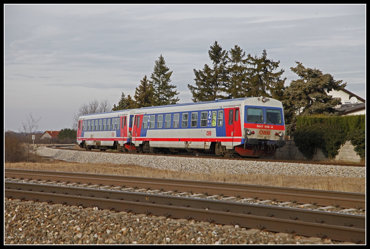 5047 056 + 5047... bei Sollenau am 13.02.2020. Der Zug kommt von der inneren Aspangbahn die in Sollenau in die Südbahn mündet.Die beiden Gleise im Vordergrund sind die beiden Hauptgleise der Südbahn.