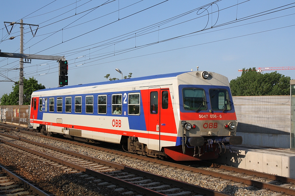 5047 056-6 am 28.April 2018 als R 2565 von Marchegg nach Wien Hbf. in der Haltestelle Haidestrasse.
