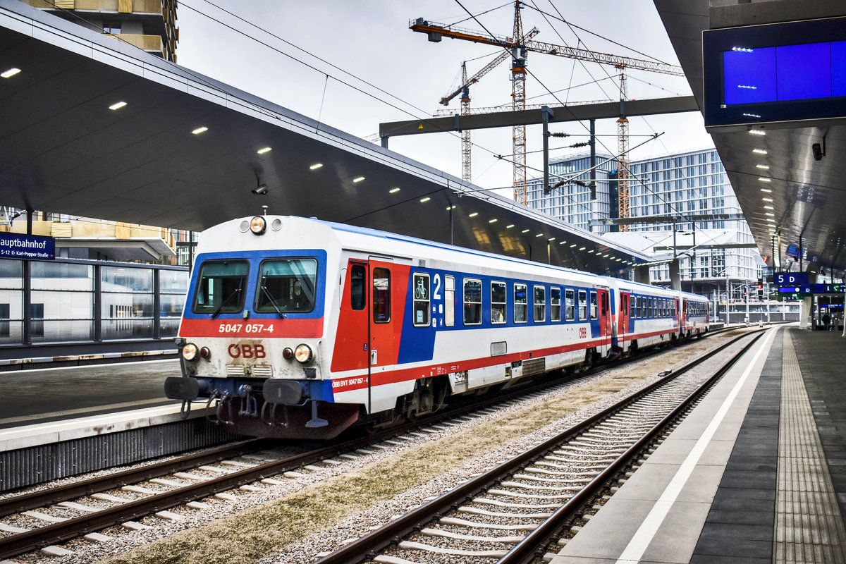 5047 057-4, 5047 xxx und 5047 054-1, erreichen als R 7416 (Wiener Neustadt Hbf - Traiskirchen Aspangbahn - Wien Hbf), den Endbahnhof.
Aufgenommen am 23.11.2018.