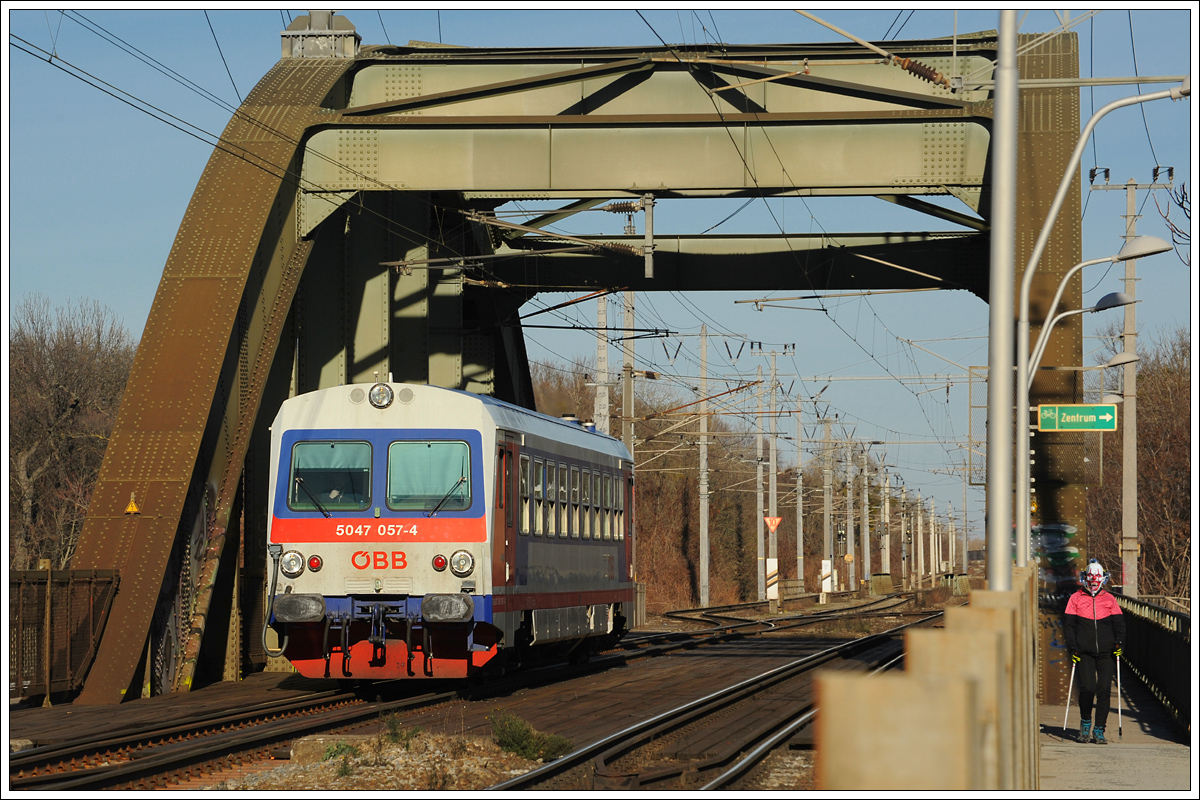 5047 057 am 10.12.2017 beim Ostbahnsteg in Wien Erdberg.
