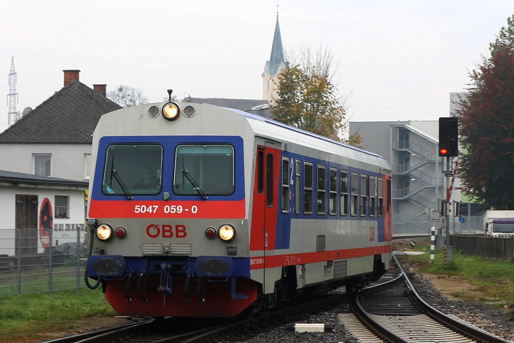 5047 059-0 als R 7015 von Scheibbs nach St. Pölten fährt am 21.Oktober 2017 in den Bahnhof Wieselburg/Erlauf ein.