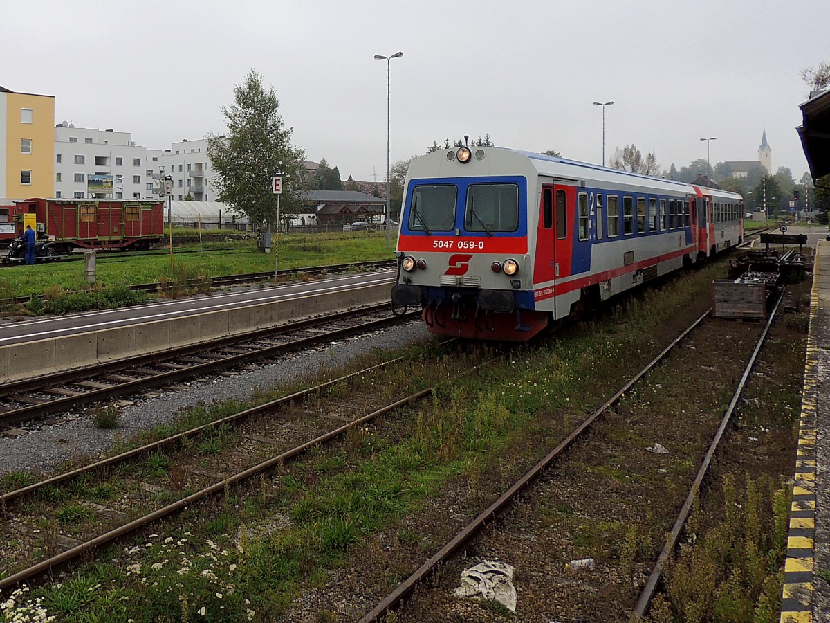 5047 059-0 verlässt, mit 5047 003-8 im Schlepptau, als R7069 den Bhf. Wieselburg/Erlauf;140930
