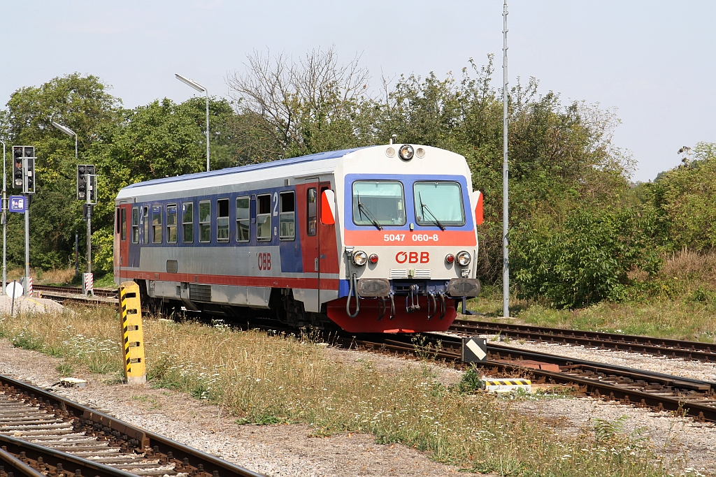 5047 060-8 fährt am 27.August 2017 als R 7220 nach Obersdorf aus dem Bf. Groß Schweinbarth aus.
