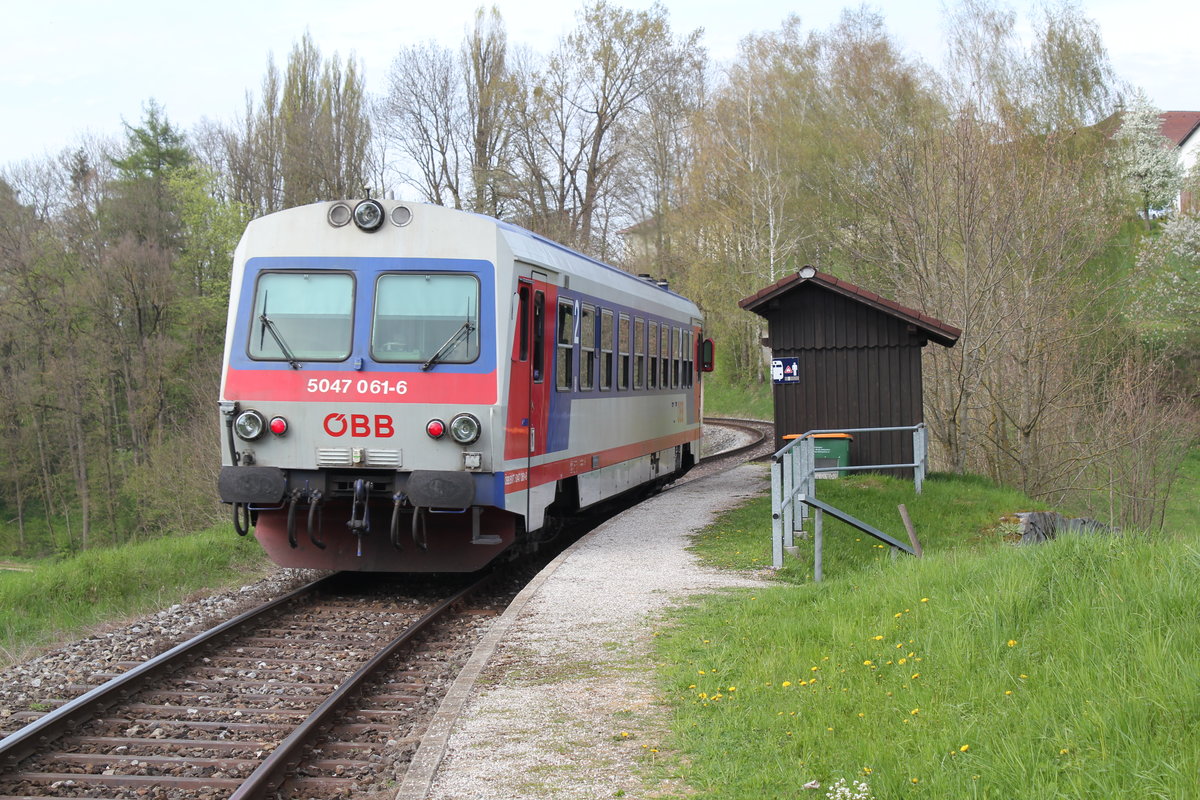 5047 061-6 als R 3218 bei der Haltestelle Wiesmühle bei Km 7,0 auf der Fahrt Richtung Sattledt auf der Almtalbahn, April 2017