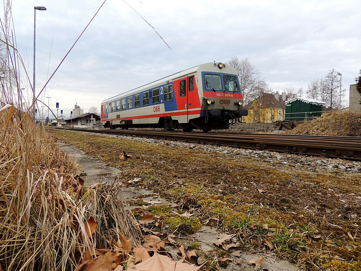 5047 064-0 entschwindet als R5975 aus dem Bahnknotenpunkt Ried; 140221