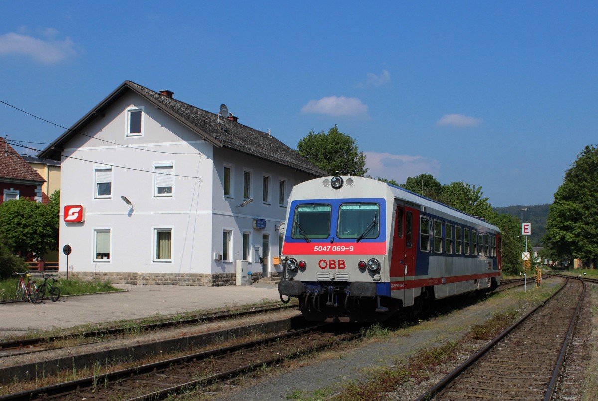 5047 069 in Aschach an der Donau (Asd) bei der Wende von 3232 auf 3237 von und nach Wels Hauptbahnhof (We); am 01.05.2014