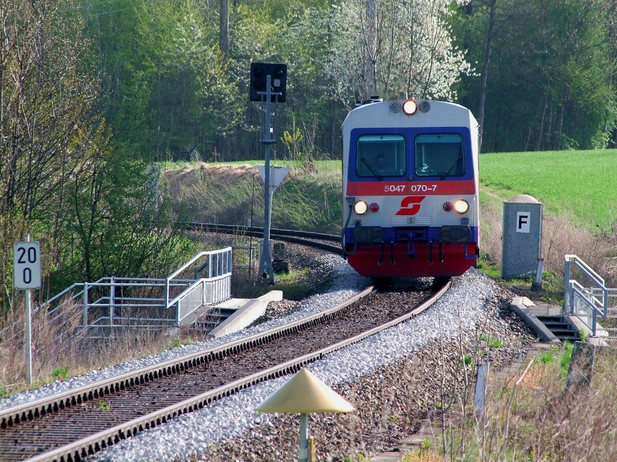 5047 070-1 rattert als R5962 auf der Innkreisbahn seinem nächsten Stop Ried entgegen; 110410