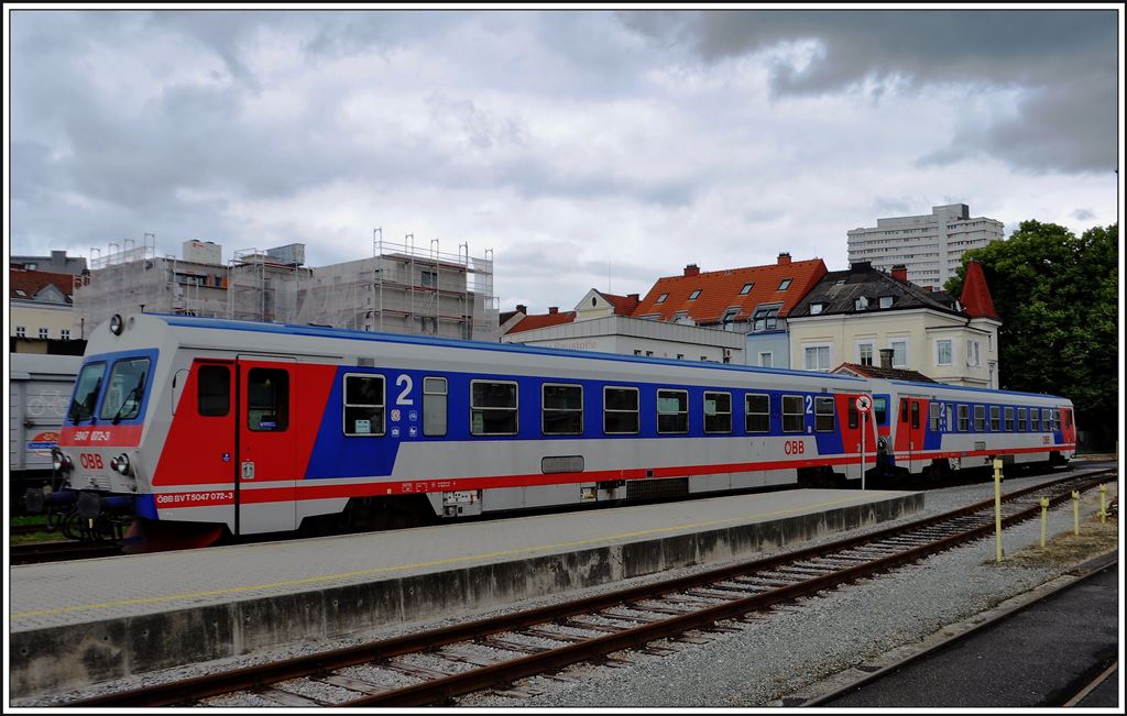5047 072-3 und ein zweiter TW in Linz Mühlkreisbahnhof. (30.05.2014)