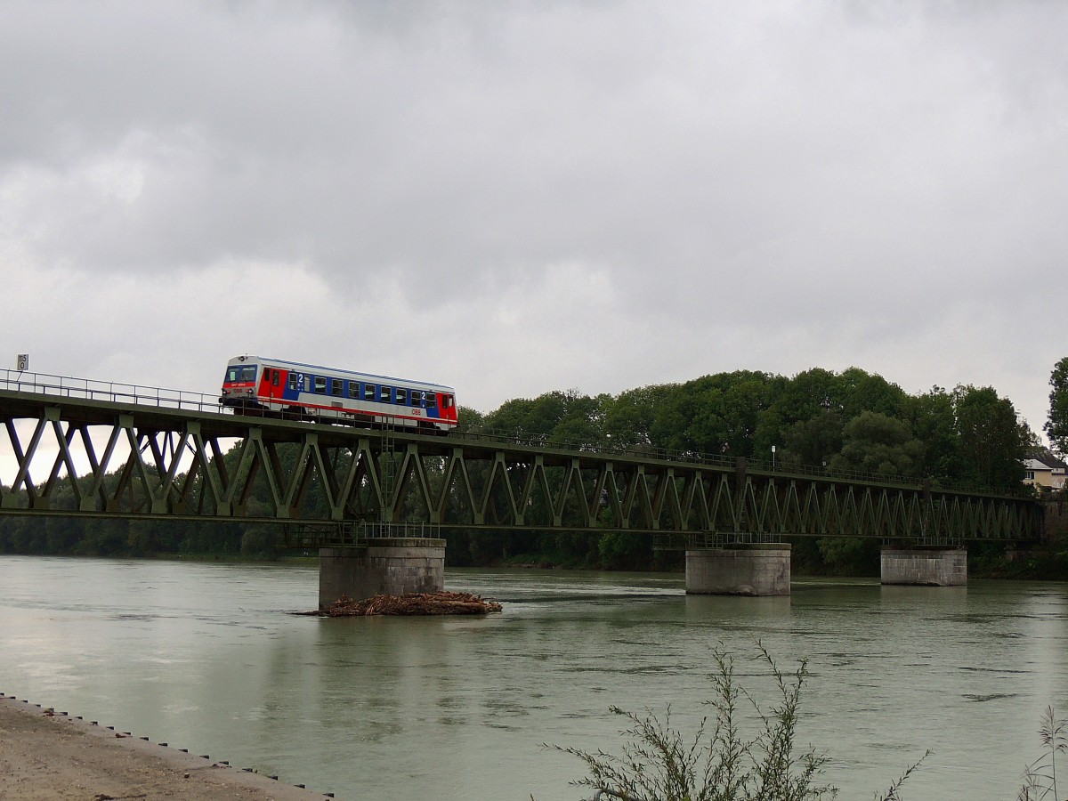 5047 072-3 passiert als R5977 von Simbach kommend, die Eisenbahnbrücke über den Inn zum nächsten Halt Braunau; lt. Zustandskategorie Deutscher Brücken, müsste dieses Fachwerk abgerissen werden, weil eine Reparatur zu teuer wäre;  140831