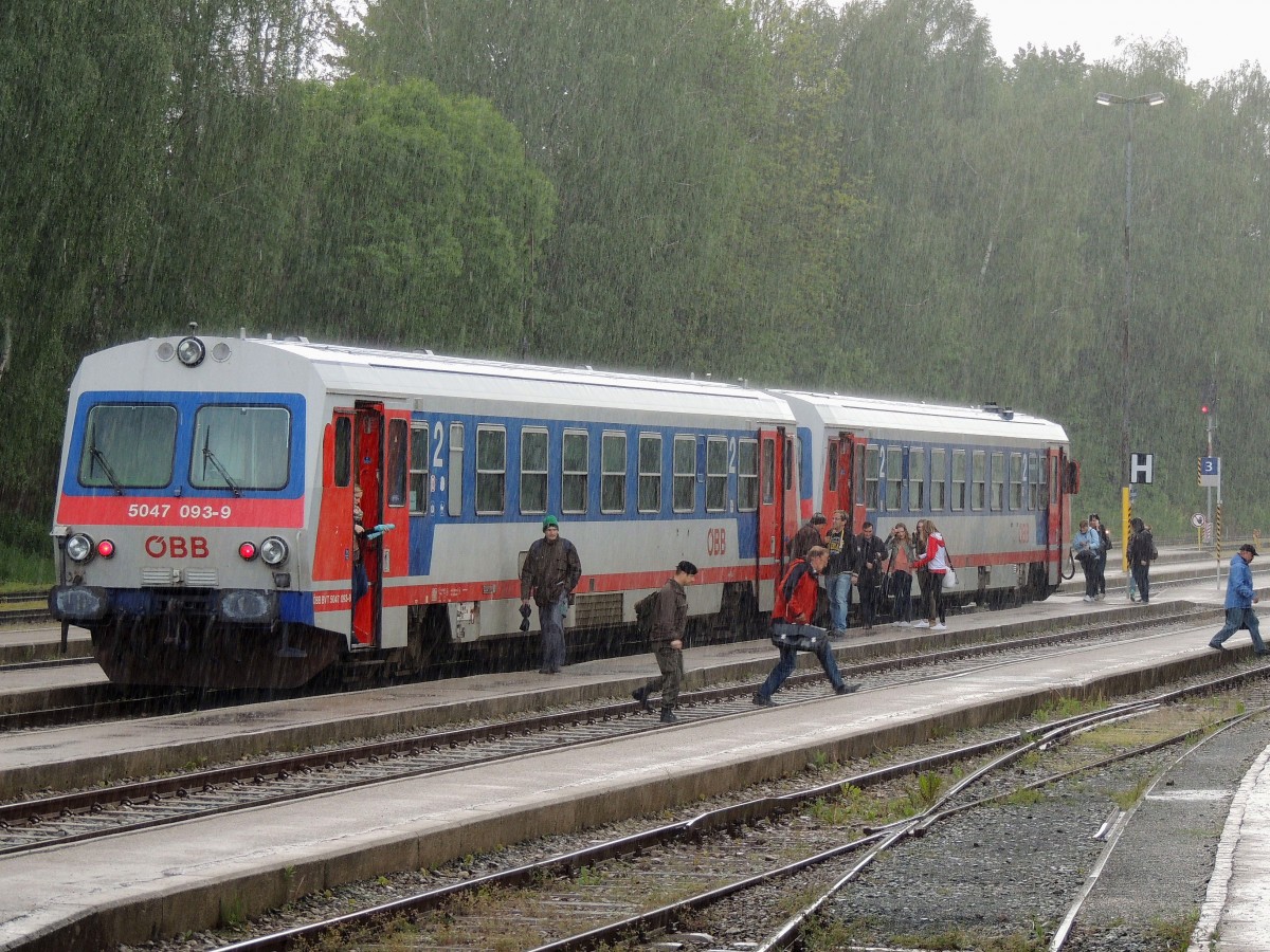 5047 075-6 und 093-9 bei strömenden Regen, als R5978, im Bhf. Ried; 140513