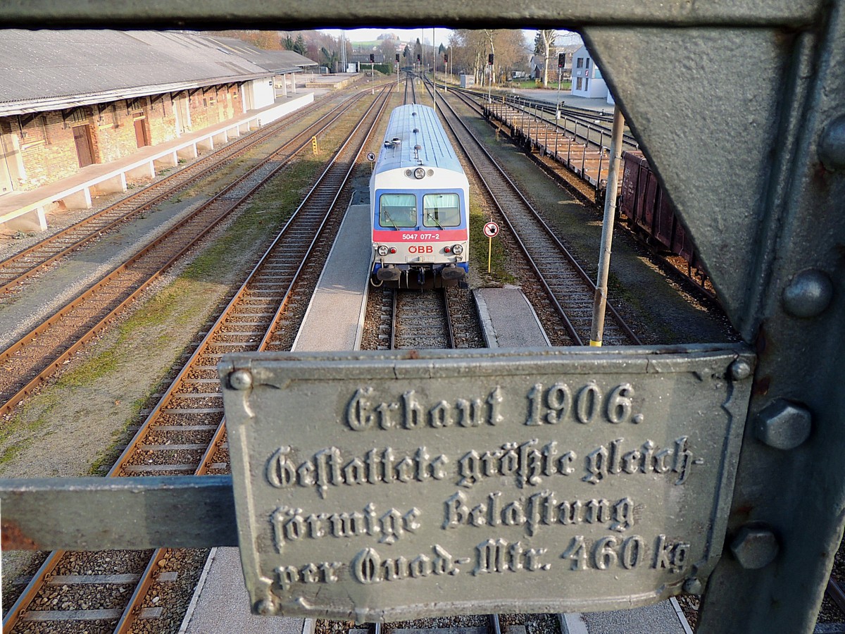 5047 077-2 kurz vor der Durchfahrt als R5972, bei dem 1906 erichteten Bahnsteges in Ried i.I. 141121