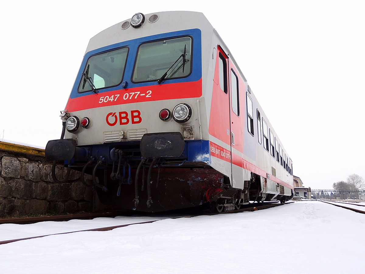5047 077-2 war als R3485 an einem Bahnunfall (Mißachtung einer Stopptafel, und Gottseidank nur Blechschaden) verwickelt, und nun am Bhf. Ried abgestellt; 150204-5