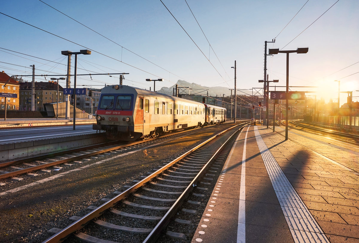 5047 078-0 und 5047 097-0 fahren als REX 5821 (Salzburg Taxham Europark - Braunau am Inn) in den Salzburger Hbf ein.
Aufgenommen am 29.12.2016.