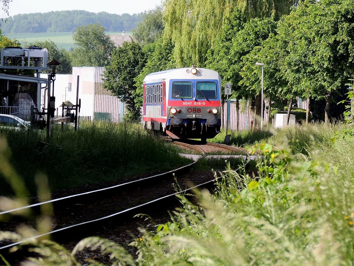5047 078-0 als R3484 im Grünen, und doch in der Stadt; Salzkammergutbahnkilometrierung 143-0 nächst Bahnübergang Kasernstraße in Ried; 140522
