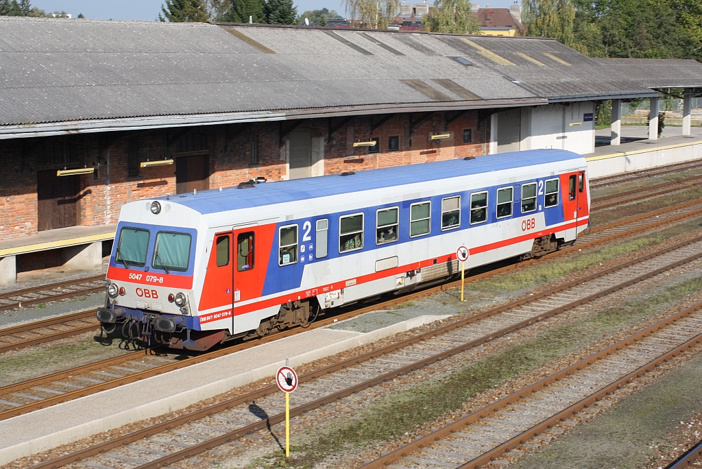 5047 079-8 fährt am 03.Oktober 2014 als R 5977 nach Neumarkt-Kallham aus dem Bf. Ried im Innkreis.