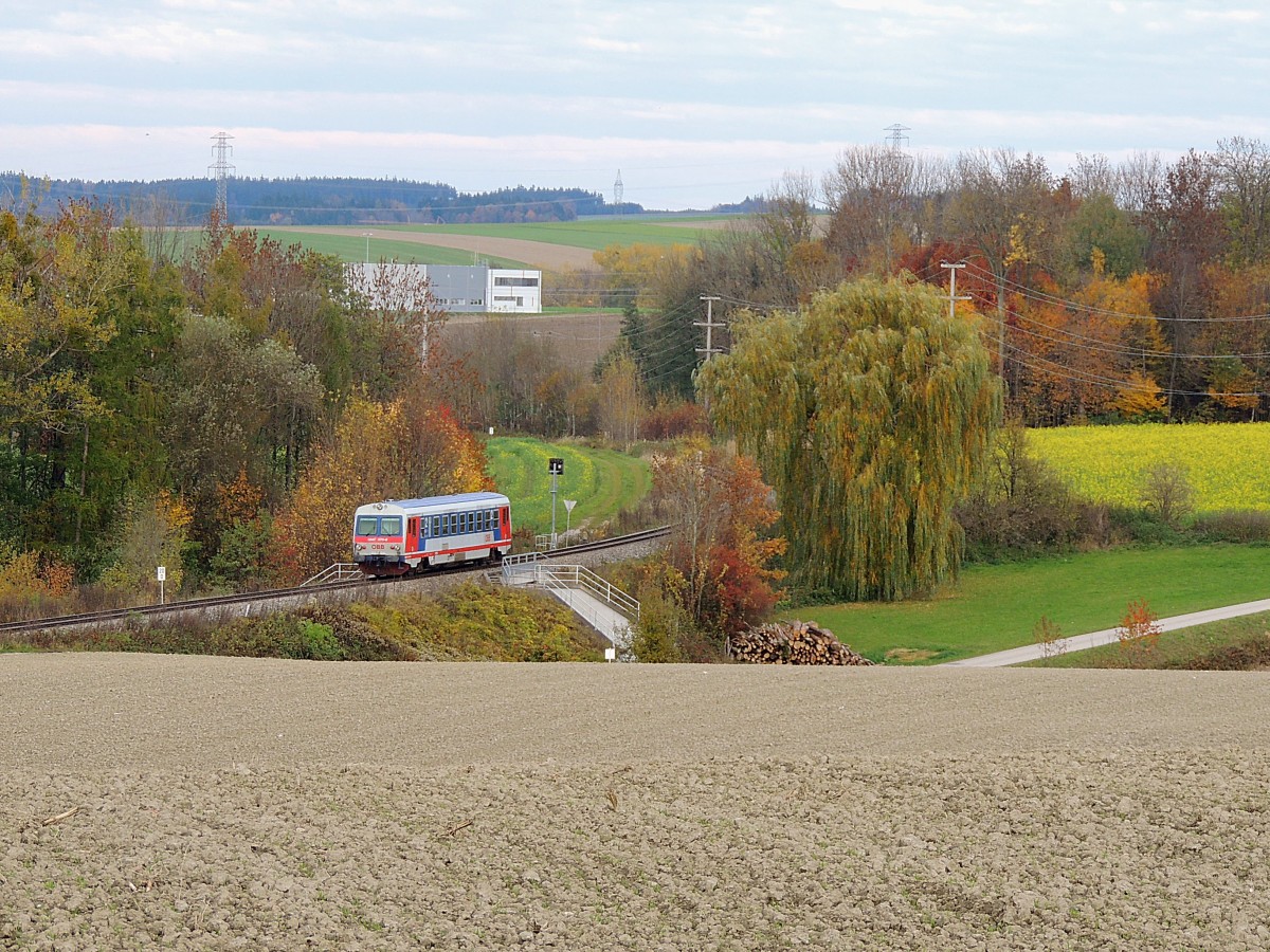 5047 079-8 steuert als R5977 der Bedarfshaltestelle Peterskirchen entgegen; 131027