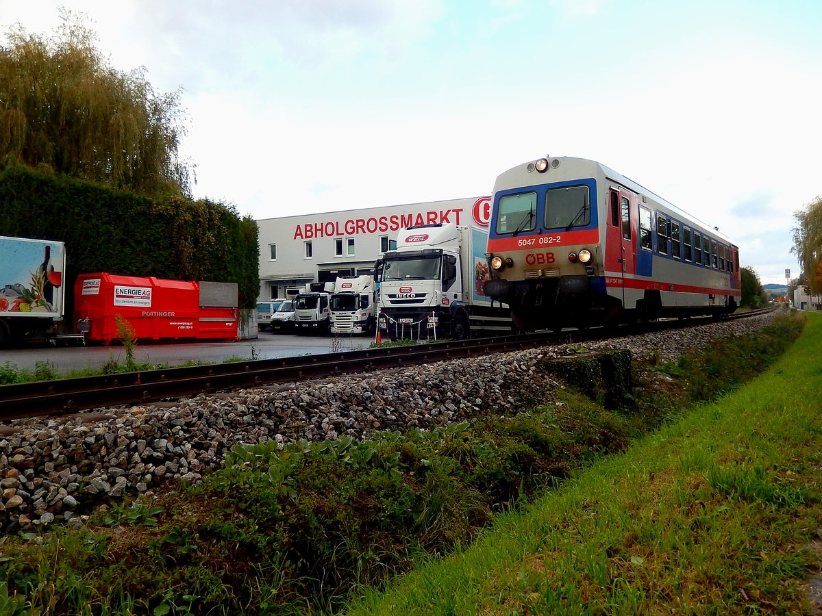 5047 082-2 als R3480, beim Abholgroßmarkt, entlang der KBS171(Hausruckbahn); 161020