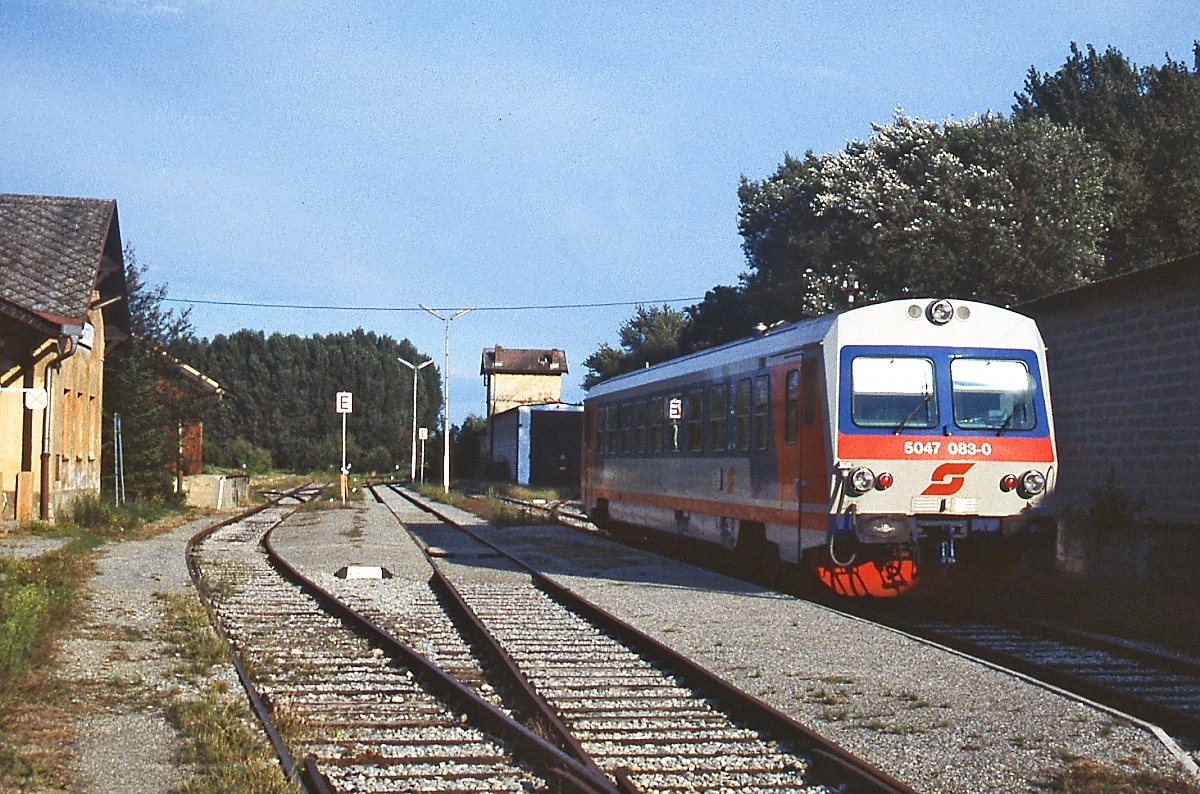 5047 083-0 im Sommer 2000 im Bahnhof Engelhartstetten. Die Bahnstrecke von Siebenbrunn-Leopoldsdorf nach Engelhartstetten wurde am 31.12.2002 stillgelegt.