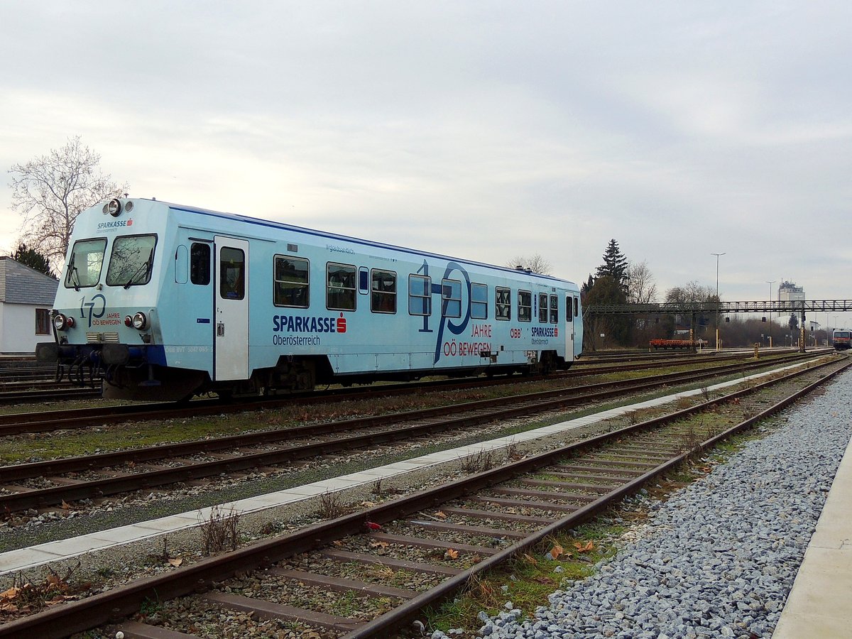 5047 085-5  170Jahre Sparkasse  verlässt als R5969 den Bhf. RIED; 181228