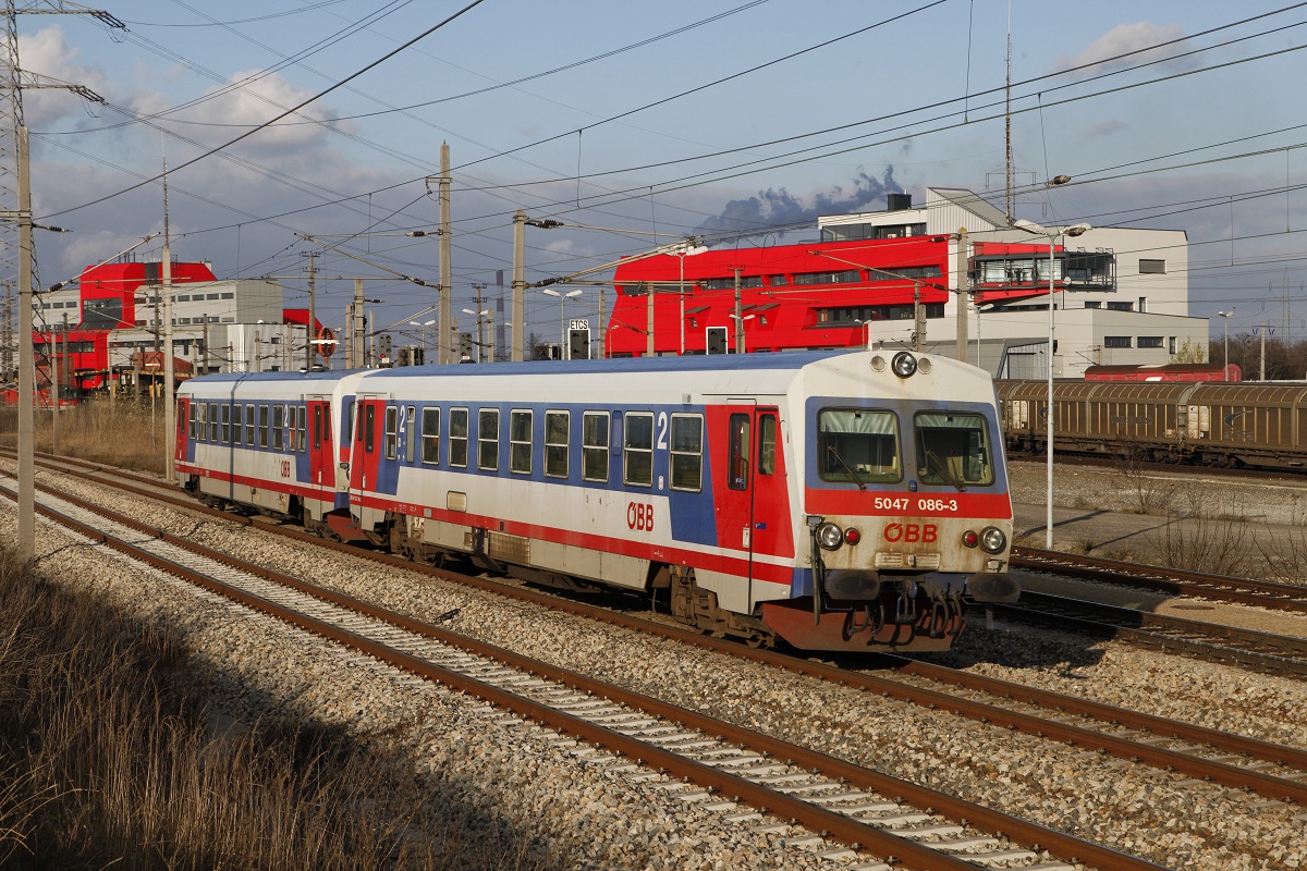 5047 086 + 5047... im Wien Zentralverschiebebahnhof am 10.12.2015.