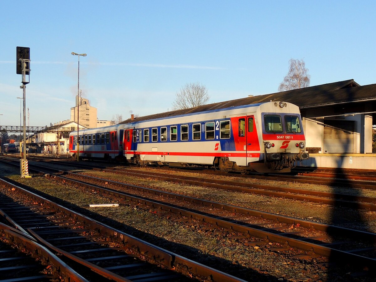5047 087-1 als zweiter Zugteil bei R5966; Pflatsch, Fußgängersteg sowie Gütermagazin sind auch schon Vergangenheit; 131215