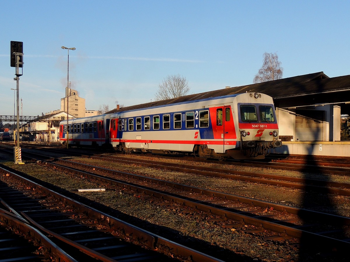 5047 087-1 ist der letzte mit Pflatsch, welcher noch in OÖ verkehrt: hier als R5962 bei der Bahnhofseinfahrt Ried, von der alten Bahnmeisterei gesehen; 131215