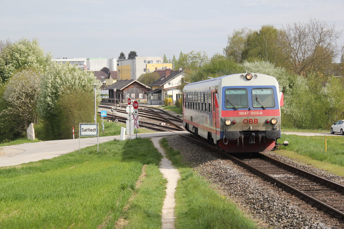 5047 088-9 als R 3216 verläßt den in frühlinghafter Stimmung aufgeladenen Bahnhof von Sattledt in Richtung Wels bei Km 12,7 der Almtalbahn, April 2017