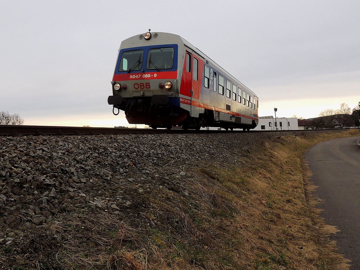 5047 088-9  bei winterlichem Sonnenuntergang als R3481 am Weg zum nächsten Stop; Bhf. Ried; 170228