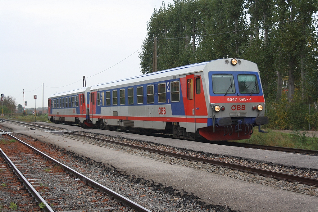 5047 095-4 und 086-3 am 17.Oktober 2014 in Traiskirchen-Aspangbahn.