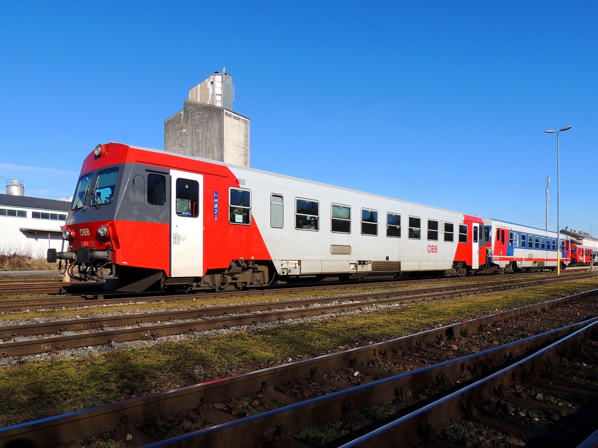 5047 097-0 verlässt als R5972 den Bhf. Ried; 160212