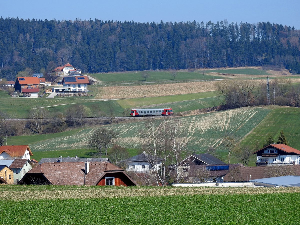 5047 097  düst  als R3471 entlang der Hausruckstrecke seiner nächsten Bedarfshaltestelle Bergern entgegen; 190323