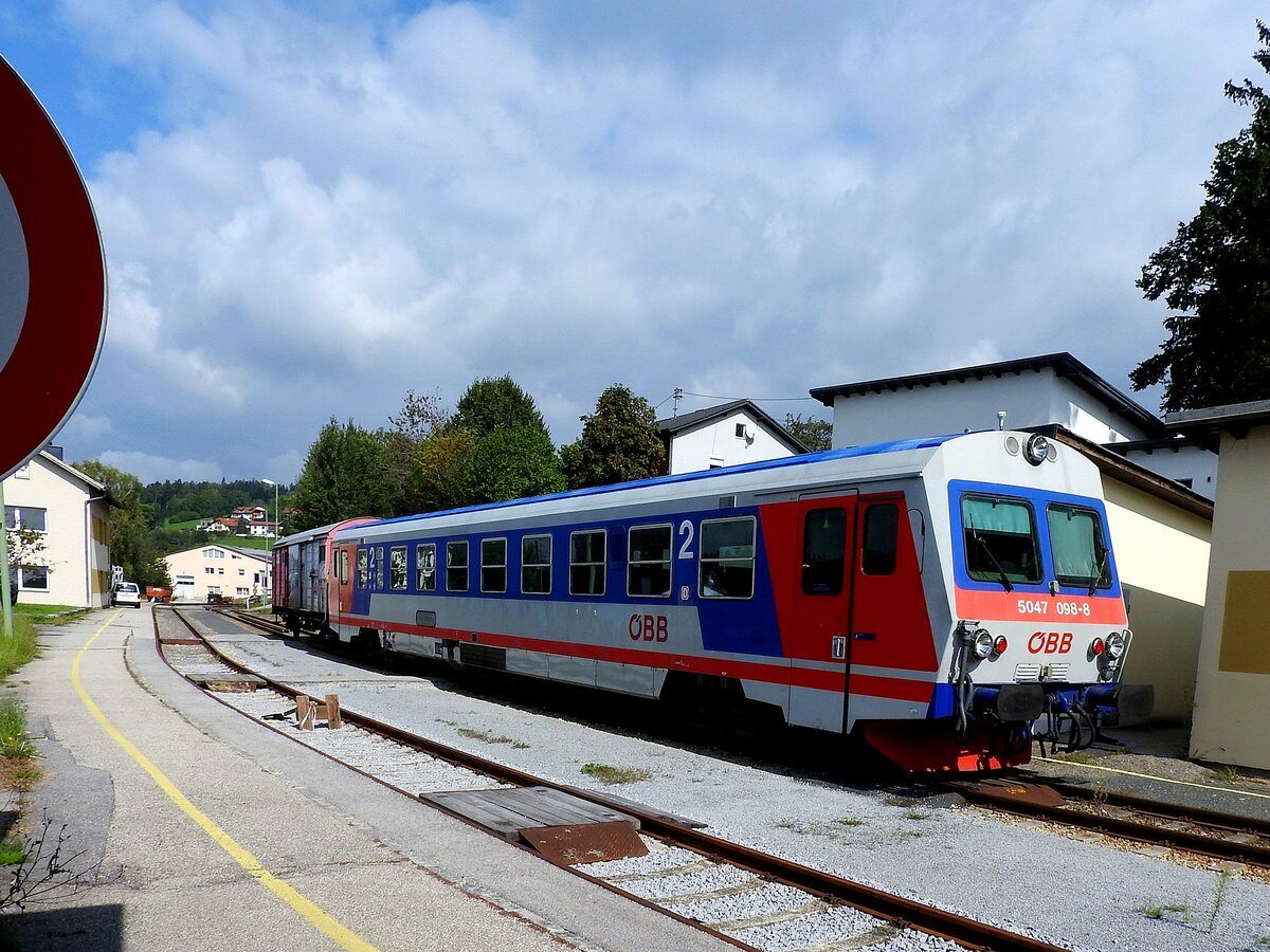 5047 098-8 erreicht als R3189, sowie mit Fahrradtransportwagen(Gbkks-x 81421535122-6) am Haken, den Bhf. Rohrbach-Berg; 210918