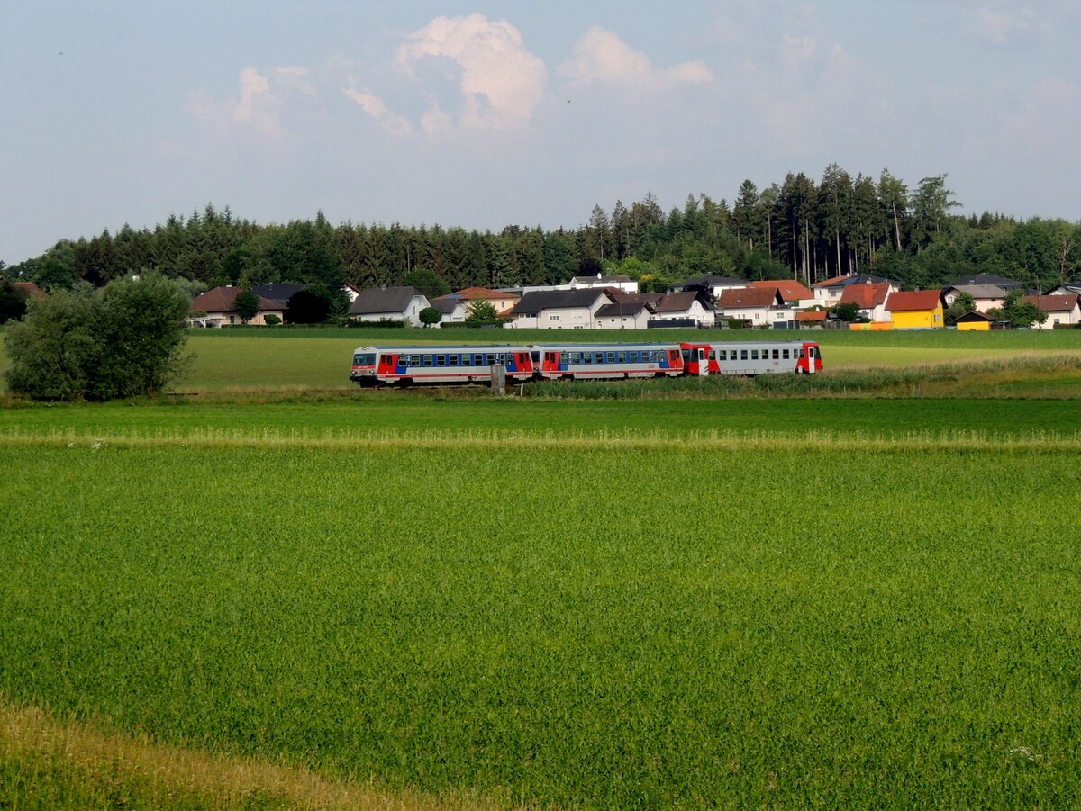 5047-Triplex-Garnitur als R3466 entlang der Hausruckbahn mit nächstem Bedarfshalt Oberbrunn, wohl eher eine Ausnahmesituation;  220616