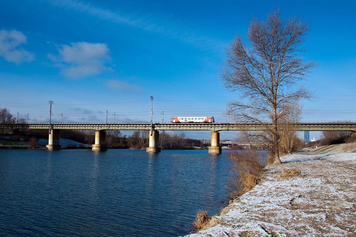 5047.005 fährt als R 2571 von Marchegg seinem Ziel in Wien Hbf. auf der Brücke über die neue Donau entgegen. Das Foto entstand am 27.12.2014.