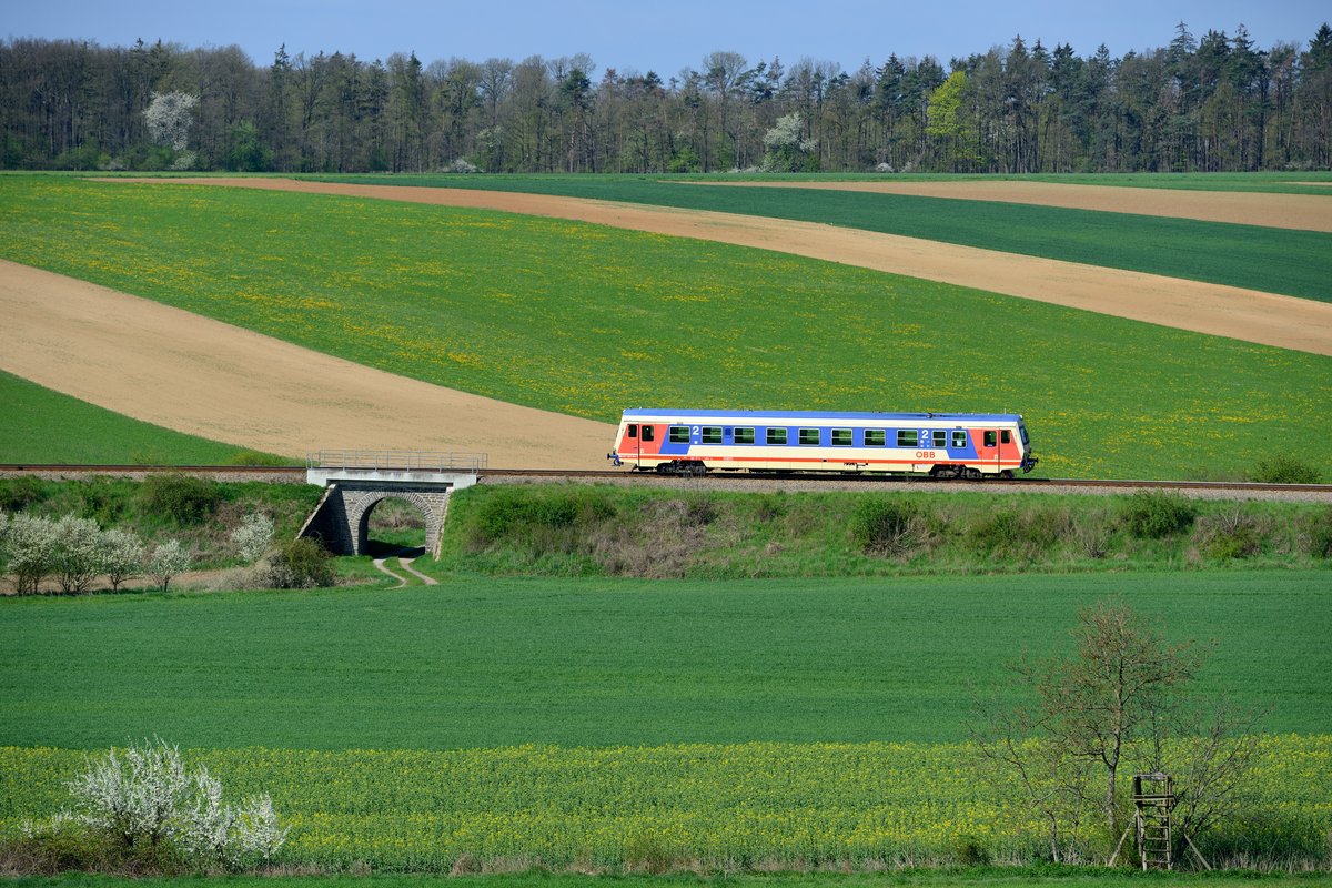 5047.023 unterwegs auf der Kamptalbahn kurz vor Horn am 20. April 2016.