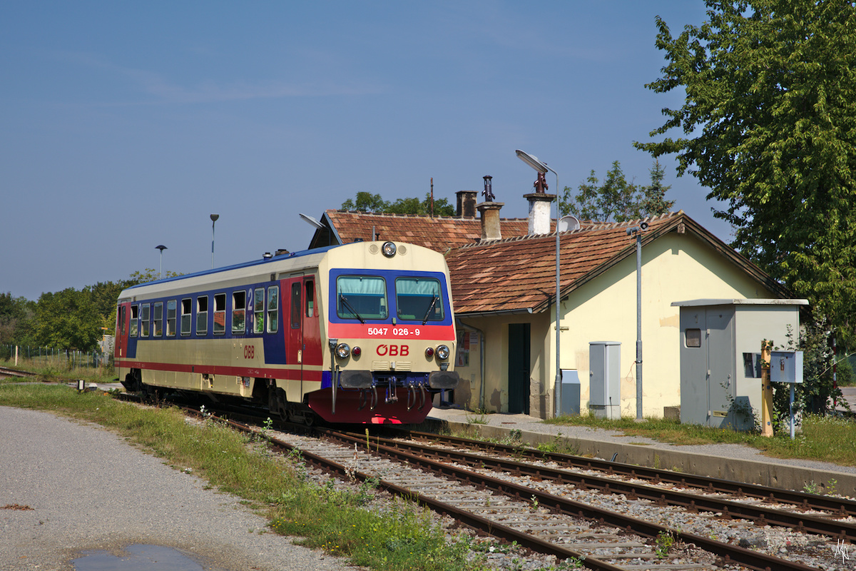 5047.026 im Bahnhof Prottes. (31.08.2019)
Streng genommen war diese Strecke niemals Teil der Stammersdorfer Lokalbahn, wohl aber des Weinviertels. Und auch hier soll der Personenverkehr mit Fahrplanwechsel eingestellt werden.