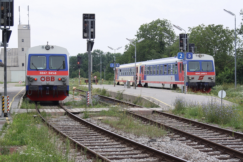 5047er-Parade im Bf. Groß Schweinbarth. Links der 5047 041-8 als R7214 (Gänserndorf - Obersdorf), rechts 5047 048-3 als R 7215 (Obersdorf - Gänserndorf) mit dem 5047 026-9 (Groß Schweinbarth - Gänserndorf). Bild vom 01.August 2014.