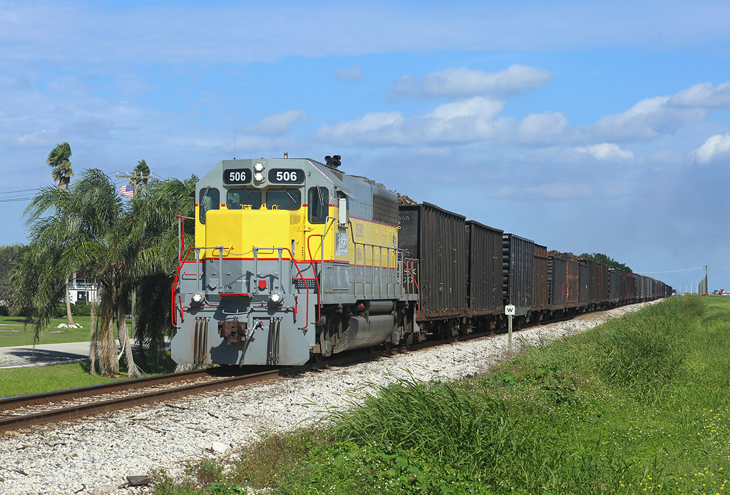 506 passes Belle Glade with a train of sugarcane from Bryant to Clewiston, 28 Nov 2017