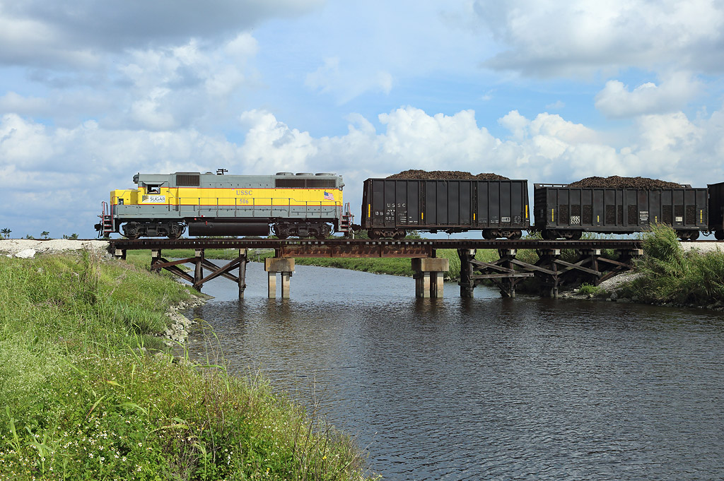506 passes Lake Harbor whilst hauling a train of sugarcane from Bryant to Clewiston, 23 Nov 2017