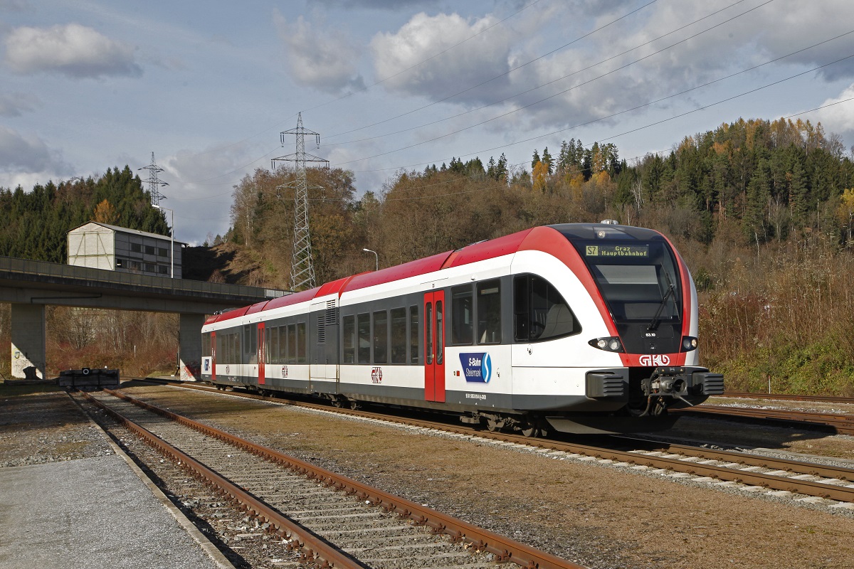 5063 010 fährt am 20.11.2017 in den Bahnhof Bärnbach ein.