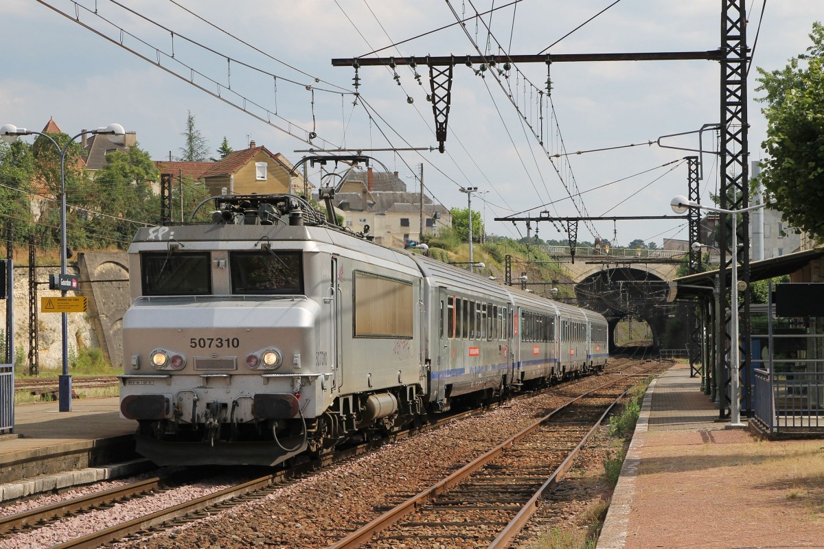 507213 mit TER 871644 Toulouse Matabiau-Brive la Gaillarde auf Bahnhof Gourdon am 28-6-2014.