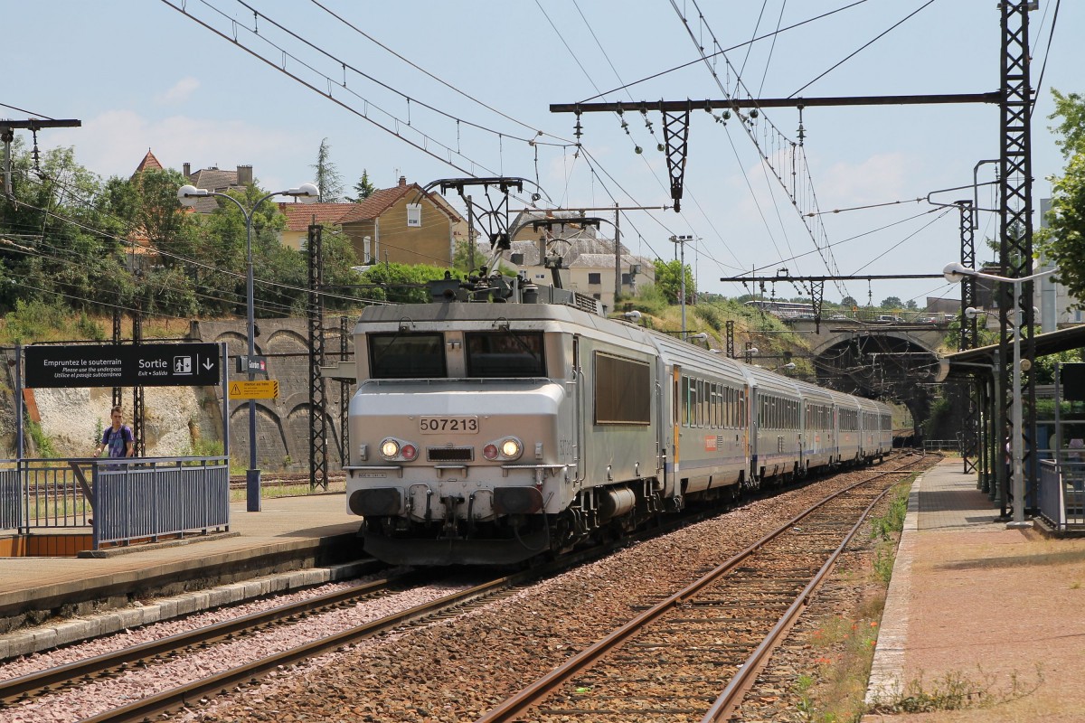507213 mit TER 871644 Toulouse Matabiau-Brive la Gaillarde auf Bahnhof Gourdon am 27-6-2014.