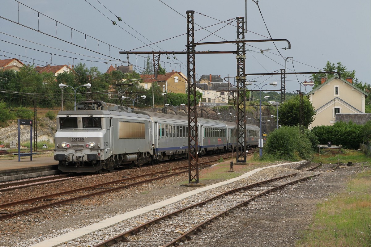 507280 mit TER 871628 Toulouse Matabiau-Brive la Gaillarde auf Bahnhof Gourdon am 3-7-2014.