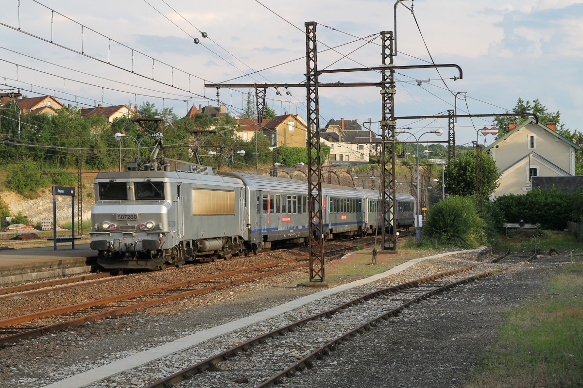 507280 mit TER 871632 Toulouse Matabiau-Brive la Gaillarde auf Bahnhof Gourdon am 2-7-2014.