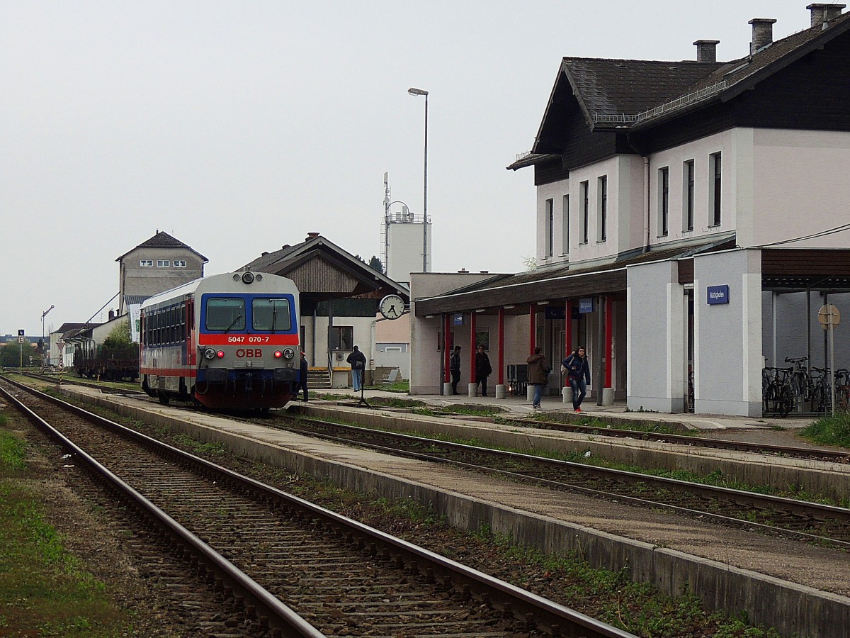 5074 070-7 als R5808; kurz vor der Abfahrt im Bhf. Mattighofen; 140416