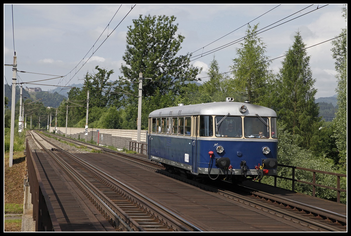 5081 055 fährt am 10.06.2018 als Sonderzug von Graz nach Mürzzuschlag wo an diesem Tag das Nostalgiefest des Südbahnmuseums stattfand. Hier zu sehen auf der Mürzbrücke nahe der Haltestelle Kapfenberg Fachhochschule.