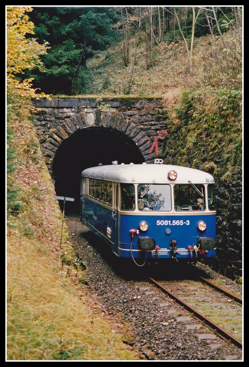 5081 565 hat soeben den Klammwaldtunnel an der Erzbergnordrampe verlassen. Das Bild entstand am 13.10.2002.