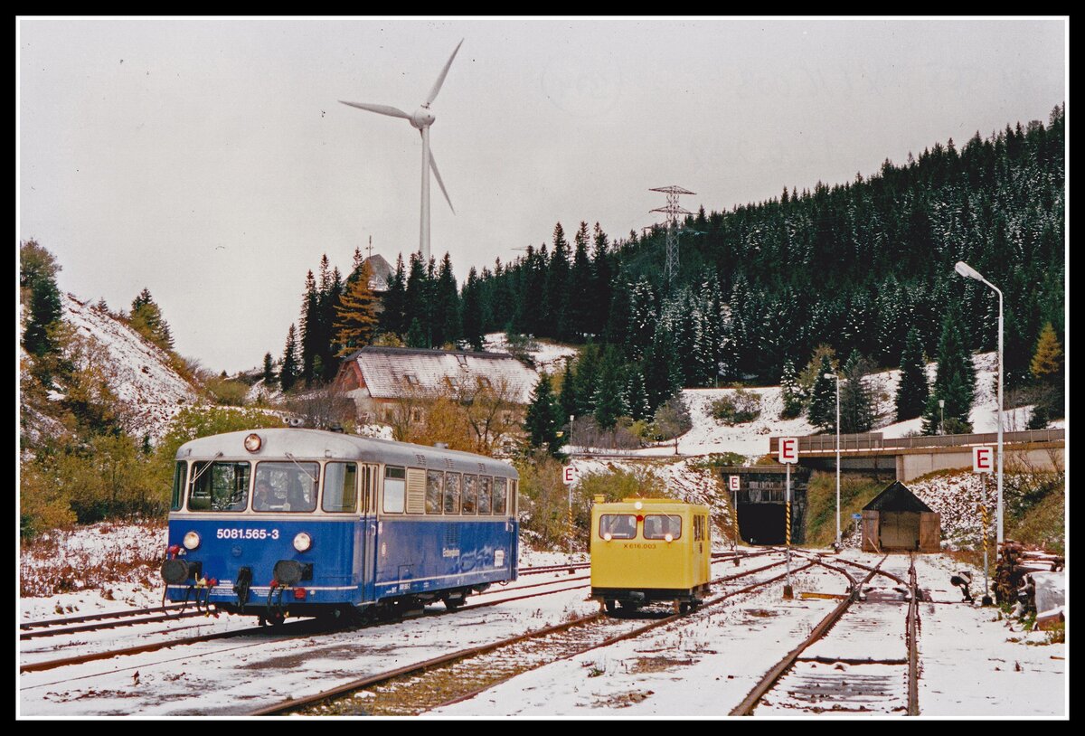 5081 565 trifft X616 003 im leicht angezuckerten Bahnhof Präbichl am 13.10.2002. Wintereinbrüche im Oktober sind dort keine Seltenheit, ist doch der Bahnhof mit 1206 Meter Seehöhe der höchstgelegene in der Steiermark.