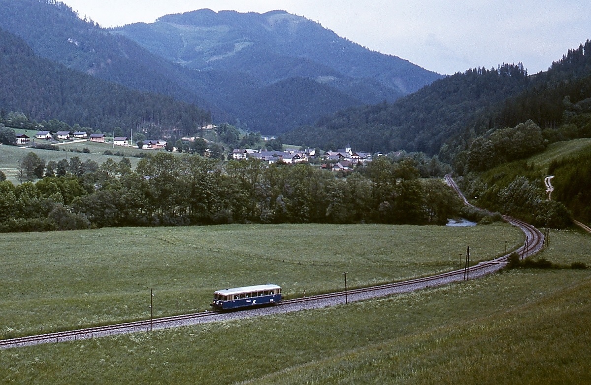 5081.001-9 hat soeben Kapellen verlassen und setzt seinen Weg nach Neuberg fort (Juni 1987)