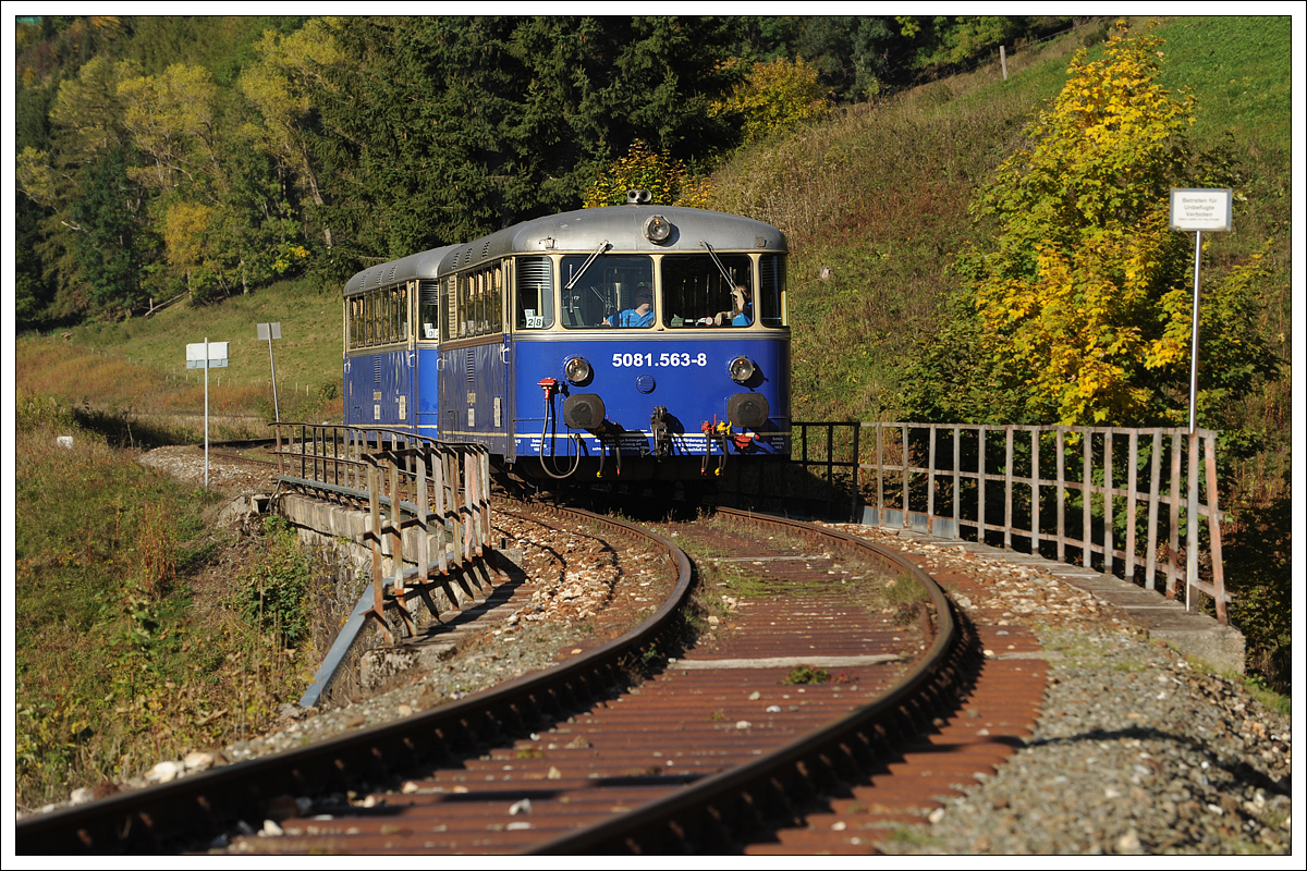 5081.563 und 562 bei der Talfahrt der Erbergbahnsüdrampe am 13.10.2019 wenige Meter vor dem Bahnhof Vordernberg Markt aufgenommen.